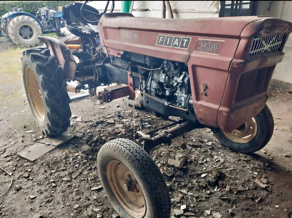 FIAT 300 tractor – front engine view