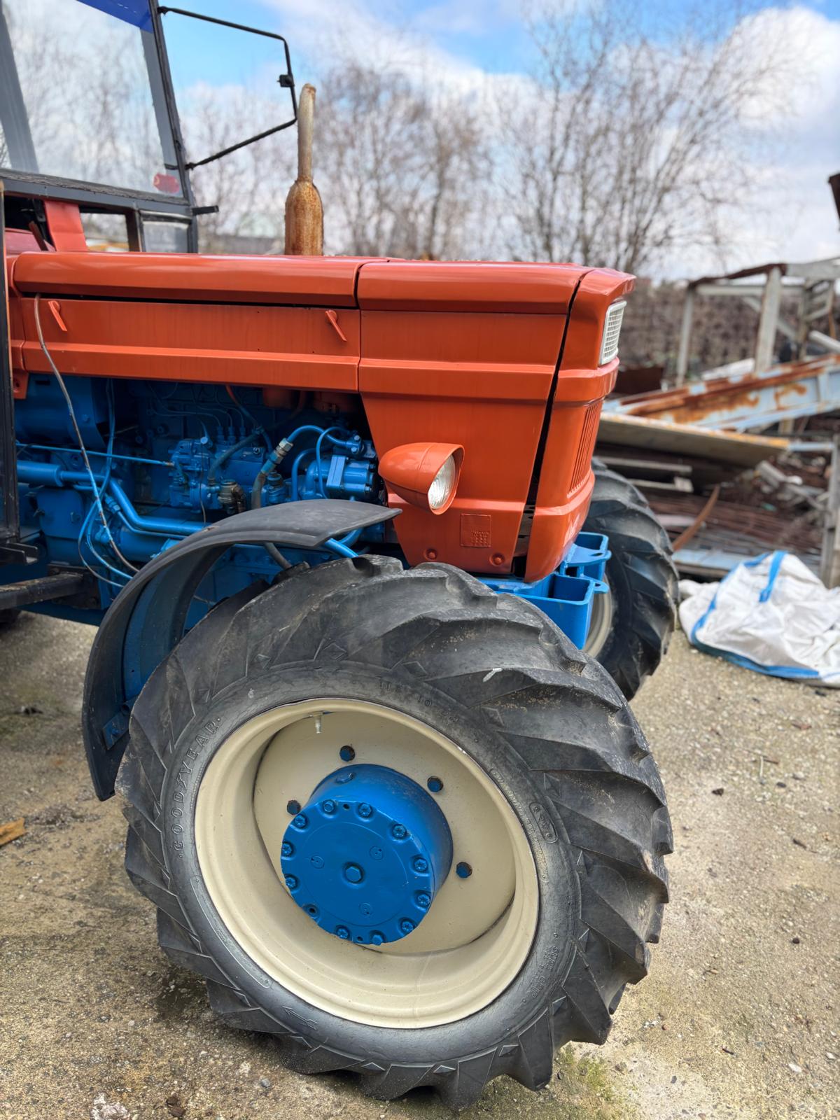 Fiat 85 HP tractor rear wheel close-up